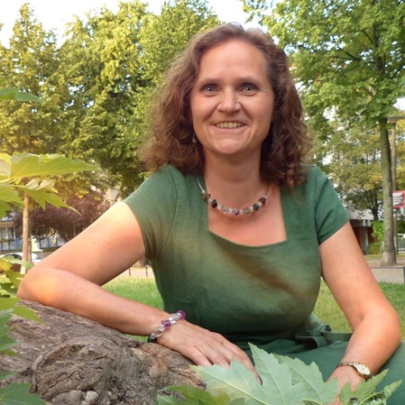 Porträt Katrin Rabe im Park in Leipzig