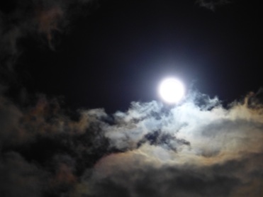 Nachthimmel mit strahlendem Vollmond